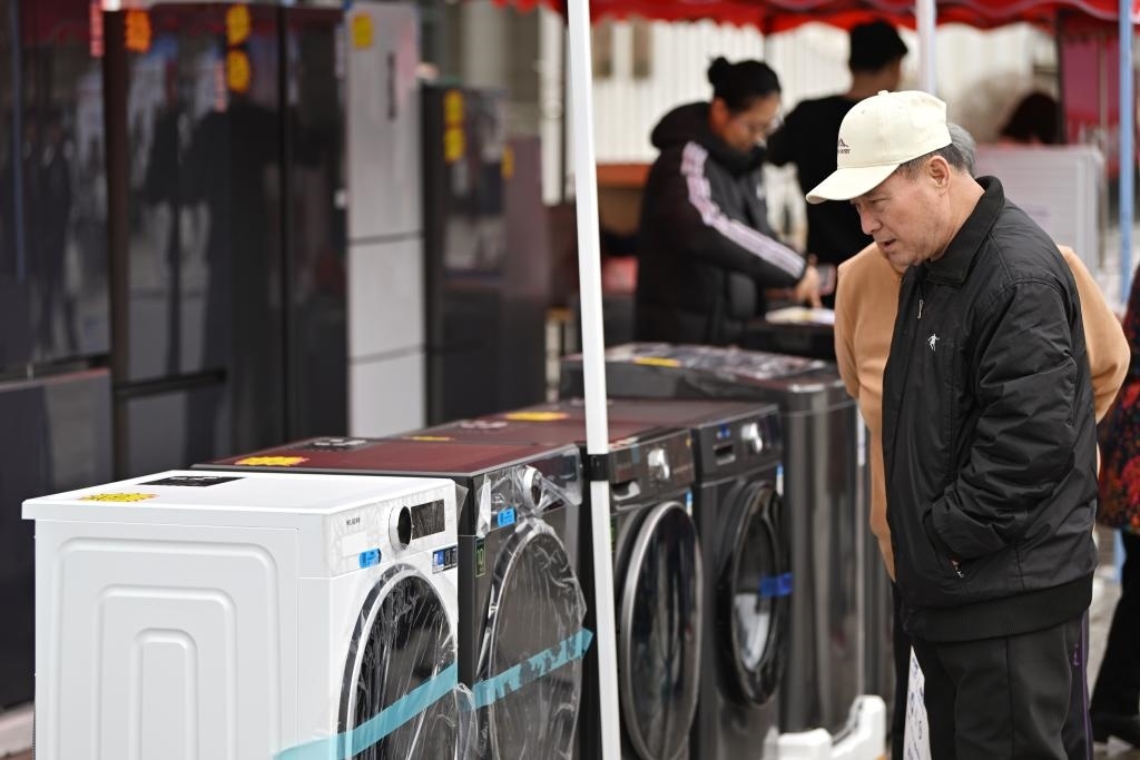 3月28日，天津市北辰區(qū)舉行2025年消費(fèi)品以舊換新惠民服務(wù)活動，吸引眾多市民前來選購。新華社記者 李然 攝