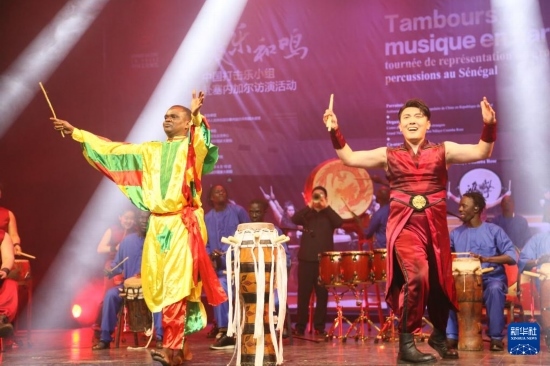 4月10日，在塞內(nèi)加爾首都達喀爾的國家大劇院，中央音樂學(xué)院進擊打擊樂團與塞內(nèi)加爾杜杜·恩迪亞耶·羅斯打擊樂團同臺演出。新華社記者 司源 攝