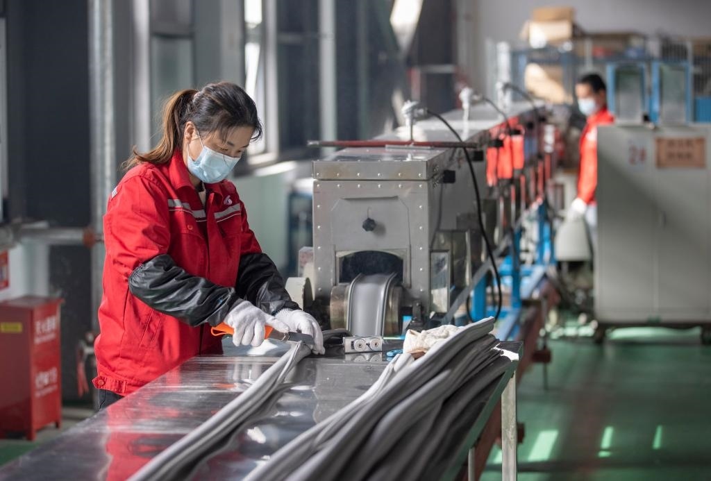 3月27日，在位于寧夏賀蘭工業(yè)園區(qū)的湯姆森電氣有限公司生產(chǎn)車間內(nèi)，工作人員制作硅膠絕緣護(hù)套。新華社記者 楊植森 攝