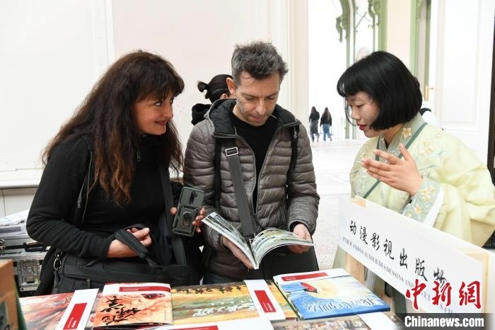 當?shù)貢r間4月11日，2025年巴黎圖書節(jié)在巴黎大皇宮揭幕。中國出版代表團攜千余種中國精品圖書亮相展會。 中新社記者 李洋 攝