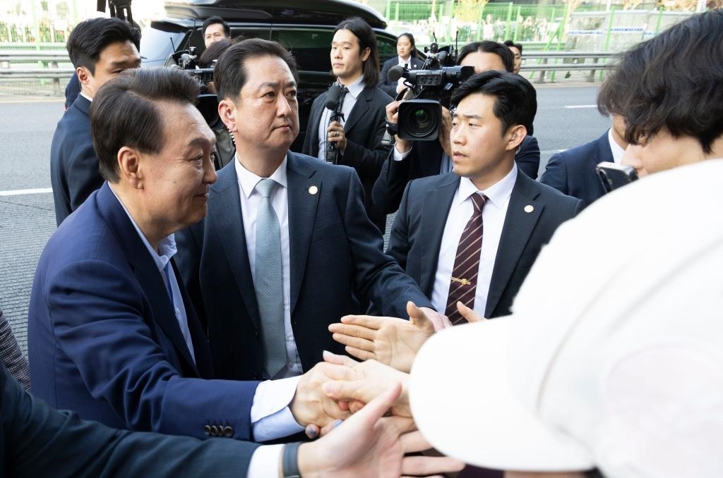 4月11日，韓國(guó)前總統(tǒng)尹錫悅（左一）在離開首爾漢南洞官邸時(shí)與支持者握手。新華社發(fā)（全休相攝）