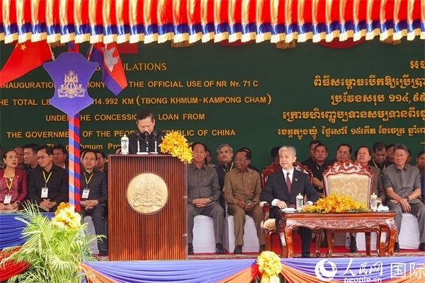 柬埔寨首相洪瑪奈在剪彩儀式上致辭。人民網(wǎng)記者 程是頡攝