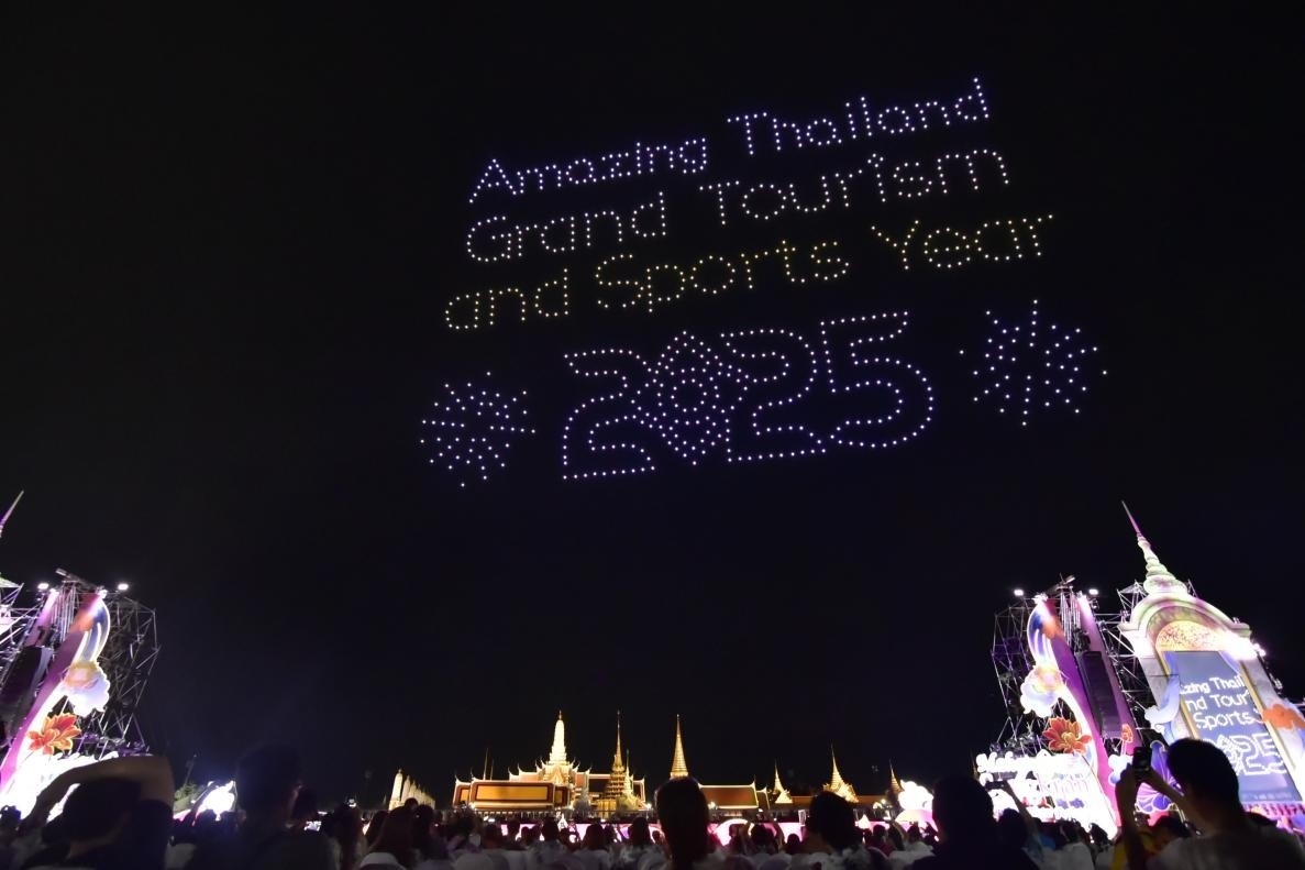 由1200架無(wú)人機(jī)組成的燈光秀點(diǎn)亮夜空。泰國(guó)國(guó)家旅游局供圖