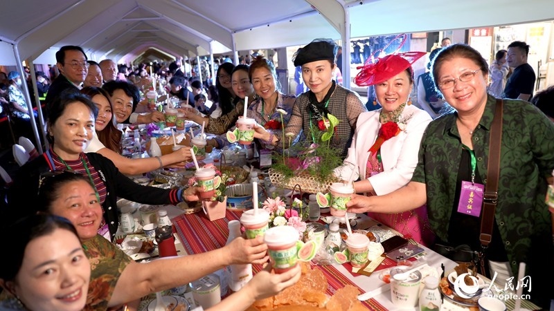 海外華僑在活動現(xiàn)場品嘗“家鄉(xiāng)味”。人民網(wǎng)記者 符武平攝