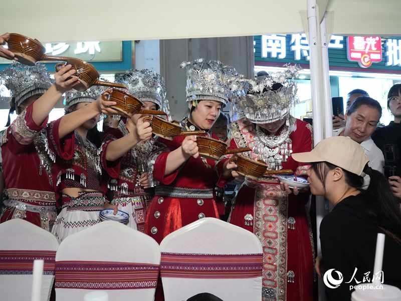 游客體驗互動演出《高山流水》。人民網(wǎng)記者 張力洋攝