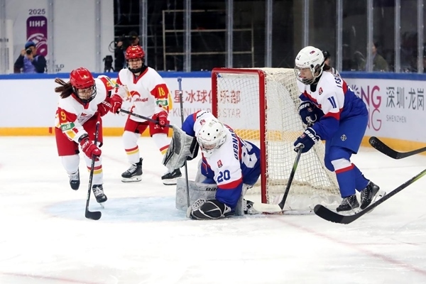 中國隊(duì)球員孔明會(huì)(左一)射門。圖片來源：中國冰球協(xié)會(huì)