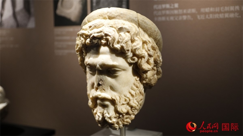 阿斯克勒庇俄斯大理石頭像。4月14日，來自希臘伊拉克利翁考古博物館的文物在故宮博物院展出。（人民網(wǎng) 張澤宇攝）