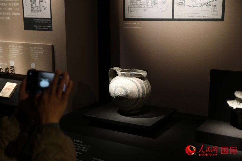 參觀者在拍攝。4月14日，來自希臘伊拉克利翁考古博物館的文物在故宮博物院展出。（人民網(wǎng) 張澤宇攝）
