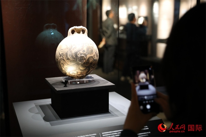 參觀者在拍攝。4月14日，來自希臘伊拉克利翁考古博物館的文物在故宮博物院展出。（人民網(wǎng) 張澤宇攝）