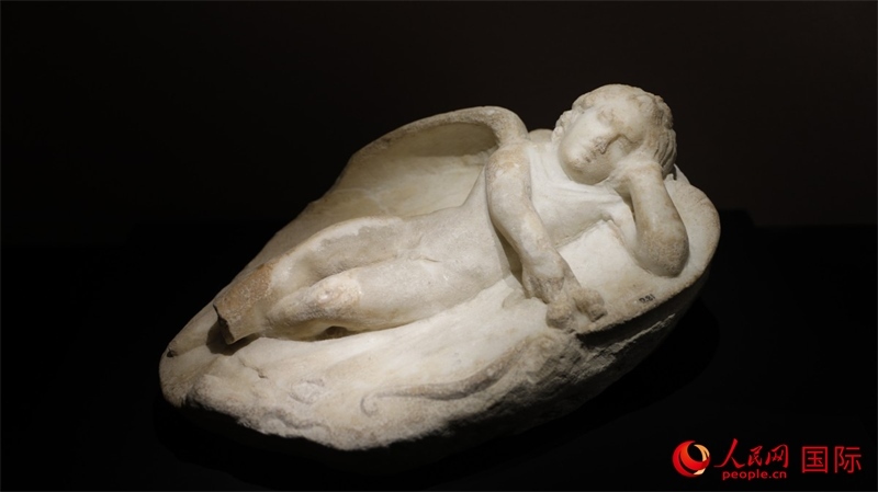 沉睡的厄洛斯大理石浮雕。4月14日，來自希臘伊拉克利翁考古博物館的文物在故宮博物院展出。（人民網(wǎng) 張澤宇攝）