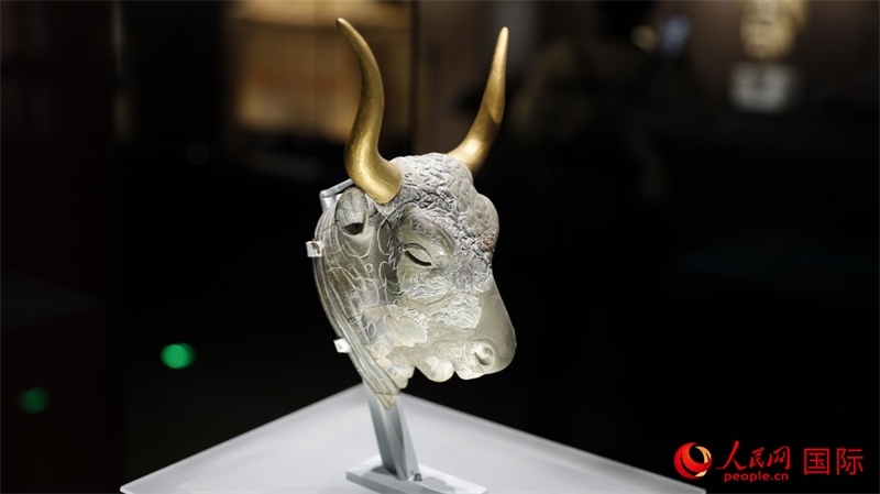 公牛頭型綠泥石來通杯。4月14日，來自希臘伊拉克利翁考古博物館的文物在故宮博物院展出。（人民網(wǎng) 張澤宇攝）