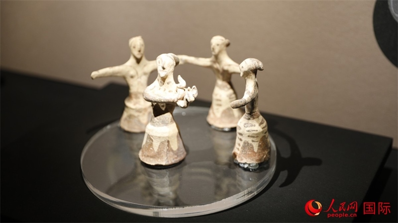 舞蹈者與音樂家雕塑群像。4月14日，來自希臘伊拉克利翁考古博物館的文物在故宮博物院展出。（人民網(wǎng) 張澤宇攝）