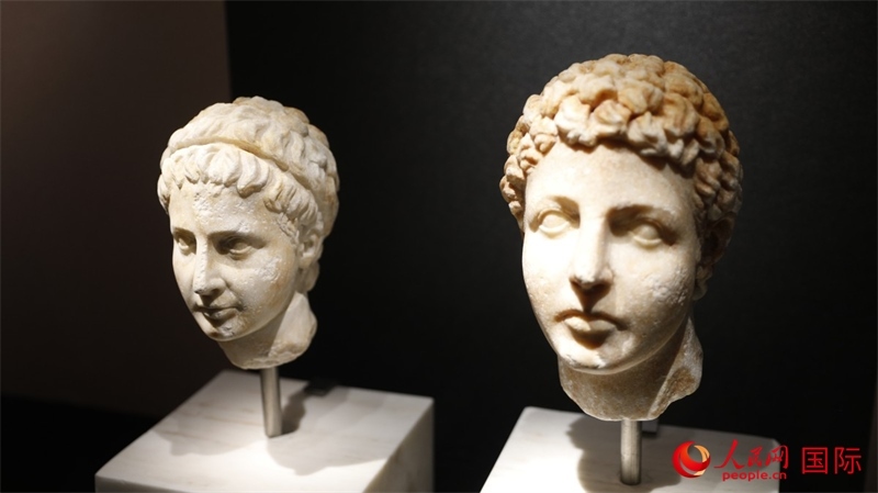 兄弟大理石頭像。4月14日，來自希臘伊拉克利翁考古博物館的文物在故宮博物院展出。（人民網(wǎng) 張澤宇攝）