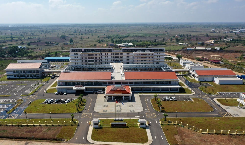 2022年2月17日在柬埔寨特本克蒙省新區(qū)拍攝的中國援柬埔寨特本克蒙省醫(yī)院。