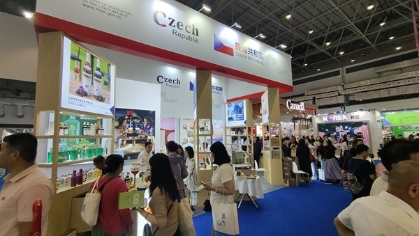 觀展者在各國(guó)展臺(tái)采購(gòu)、咨詢。人民網(wǎng)記者 李彤?dāng)z