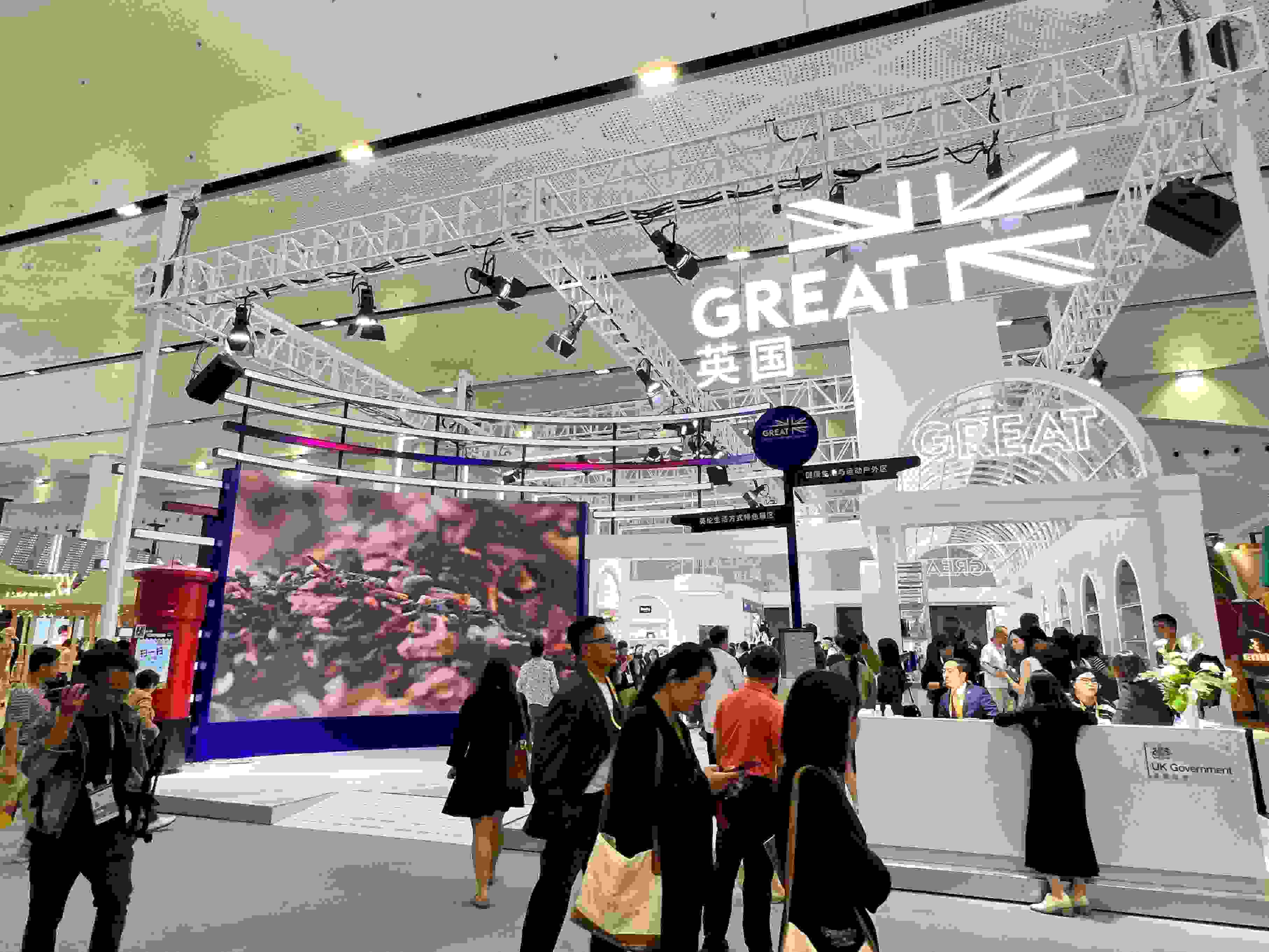 在消博會(huì)上，主賓國(guó)英國(guó)國(guó)家館開館。人民網(wǎng)記者 趙瞳攝