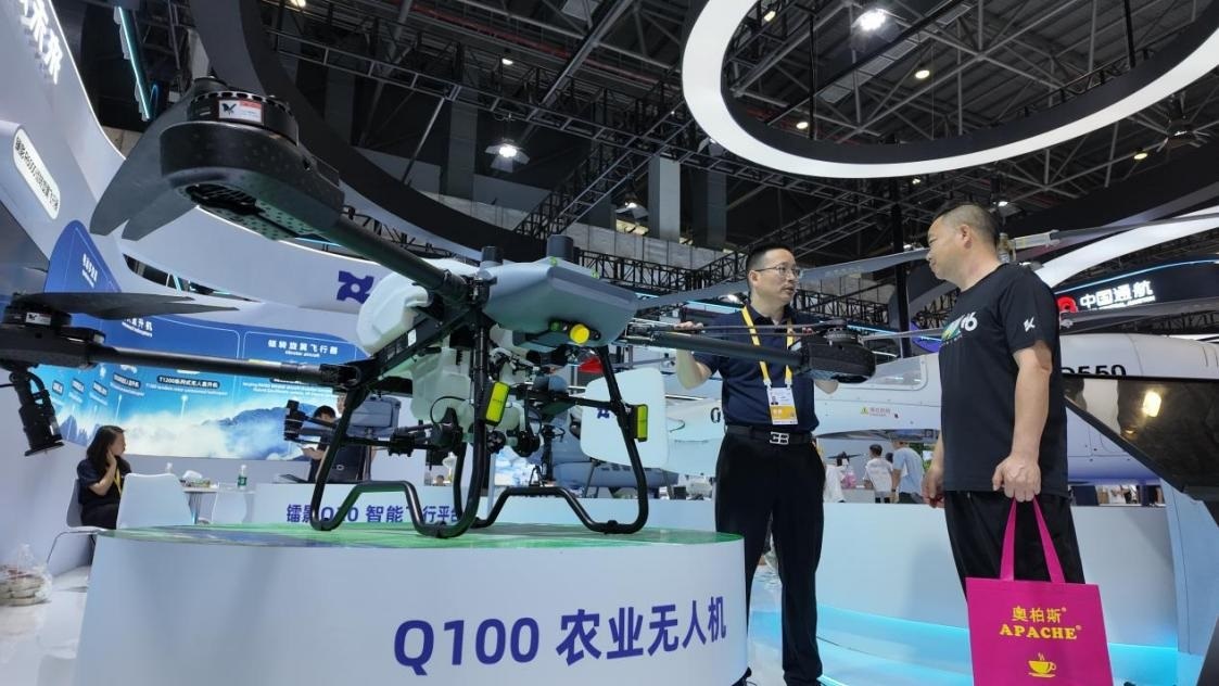 低空經(jīng)濟(jì)展區(qū)展出的農(nóng)業(yè)無(wú)人機(jī)裝備。人民網(wǎng) 歐陽(yáng)易佳攝