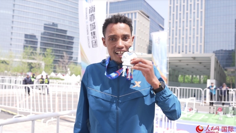 埃塞俄比亞選手圖魯·亞雷德·德梅克獲得本次大賽男子組亞軍。人民網(wǎng)記者 袁蒙攝