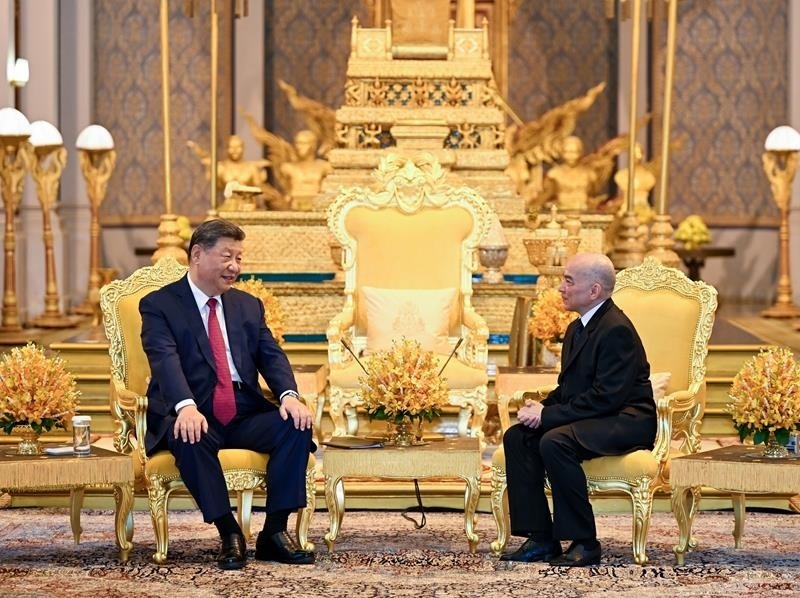 4月17日，柬埔寨國王西哈莫尼同習近平主席在金邊王宮舉行會見。