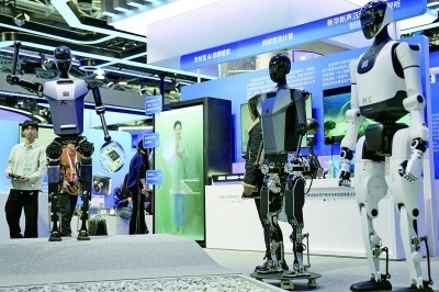 3月27日，在中關(guān)村展示中心常設(shè)展上，人形機(jī)器人“天工”向參觀者招手示意。新華社記者 鞠煥宗攝