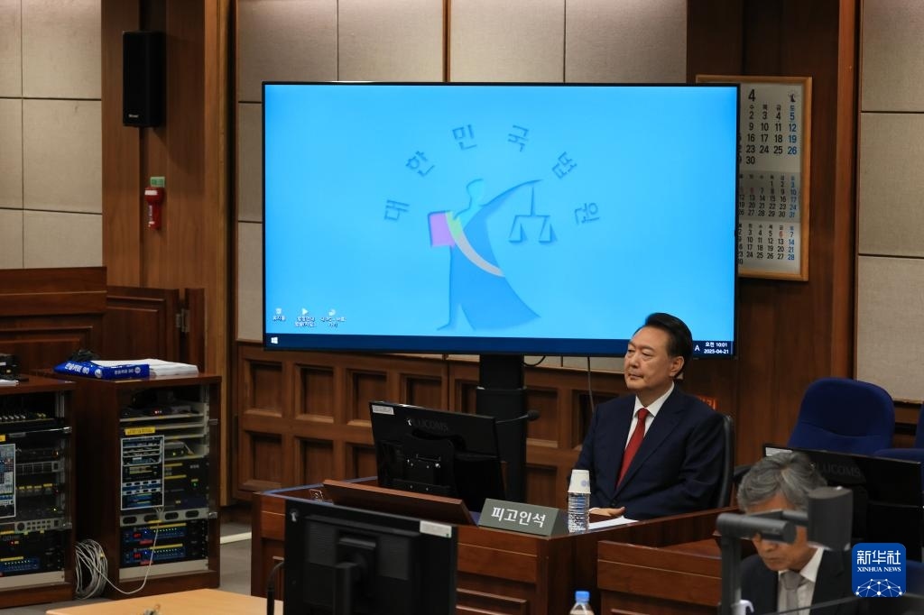 4月21日，尹錫悅在韓國(guó)首爾中央地方法院出席庭審。新華社/紐西斯通訊社