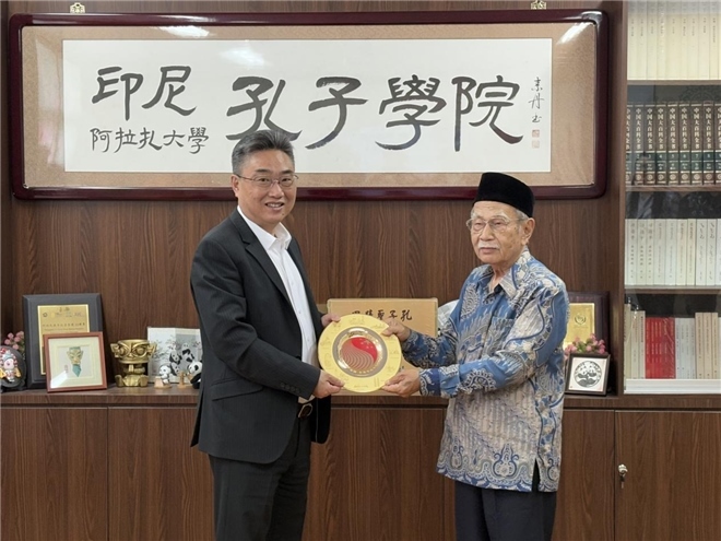 雙方交換禮物?；顒?dòng)主辦方供圖