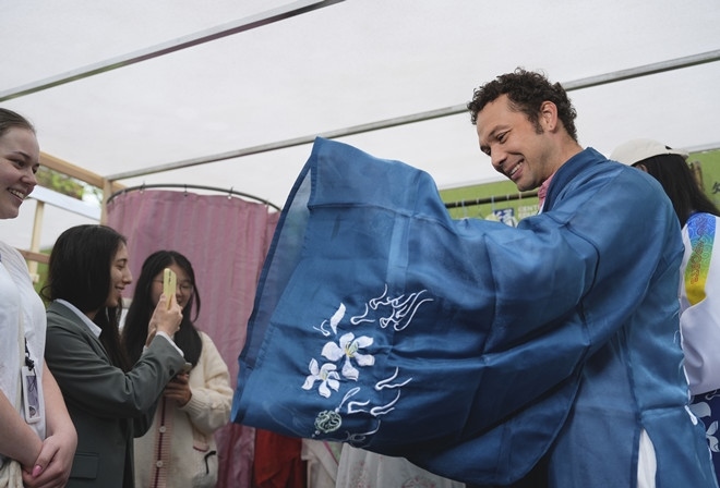 外國青年試穿漢服。中外語言交流合作中心供圖