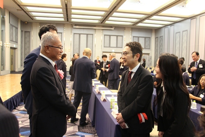 與會(huì)嘉賓熱切交流。中國(guó)駐福岡總領(lǐng)館供圖