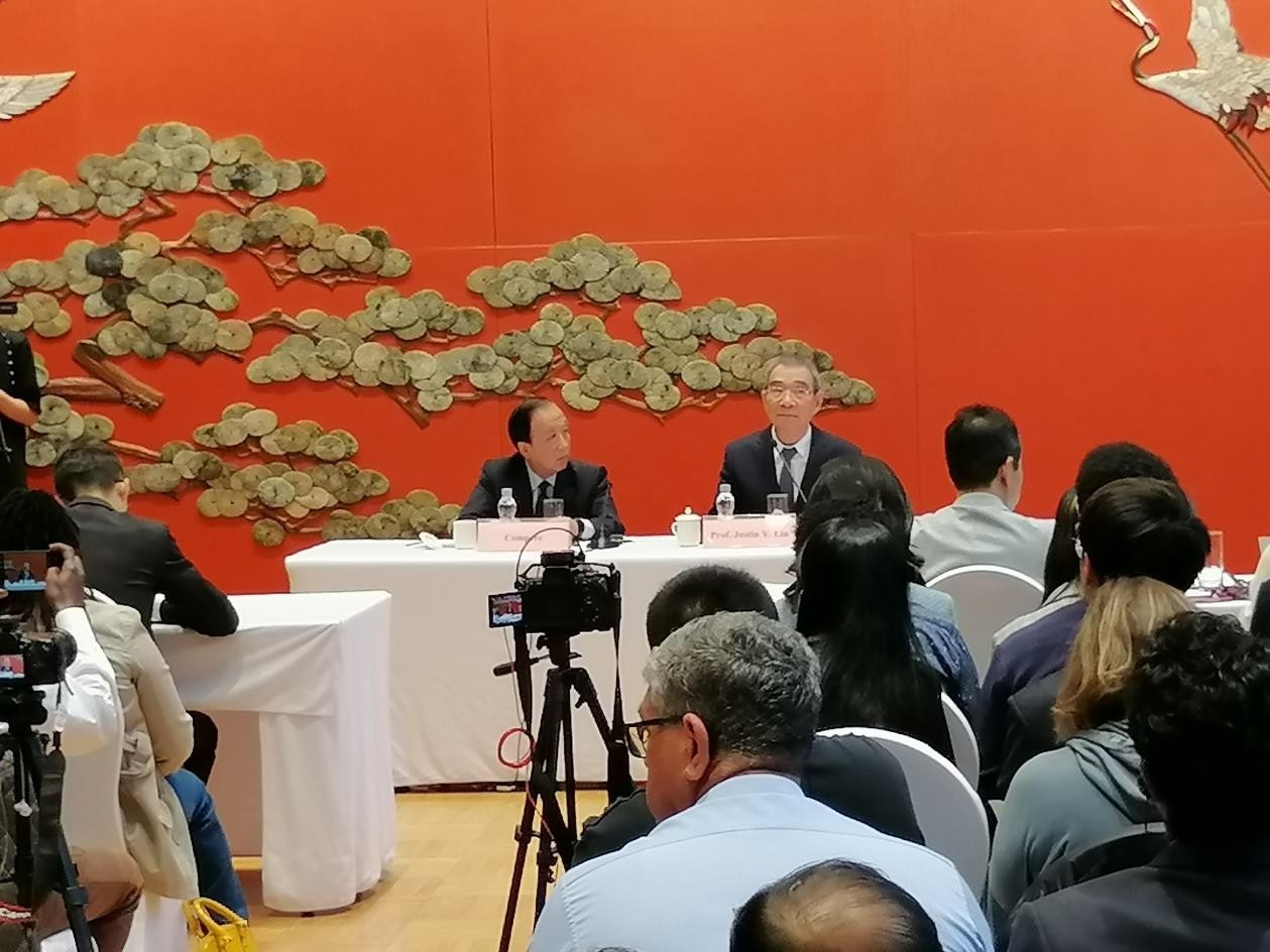 圖為21日舉行的“臨甲7號沙龍”，林毅夫（右一）在回答中外媒體記者的提問。 人民網(wǎng)記者 李瀟攝