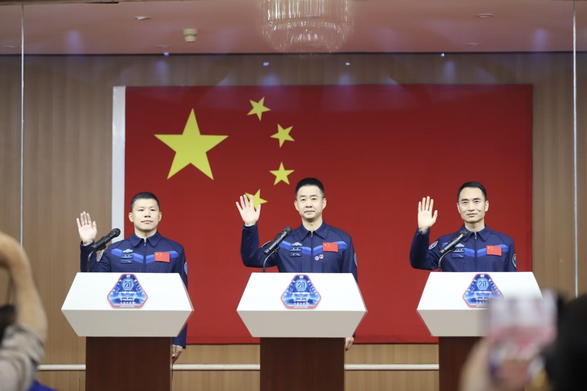 4月23日，神舟二十號航天員乘組在酒泉衛(wèi)星發(fā)射中心問天閣與中外媒體記者集體見面。人民網(wǎng)記者 黃帆攝