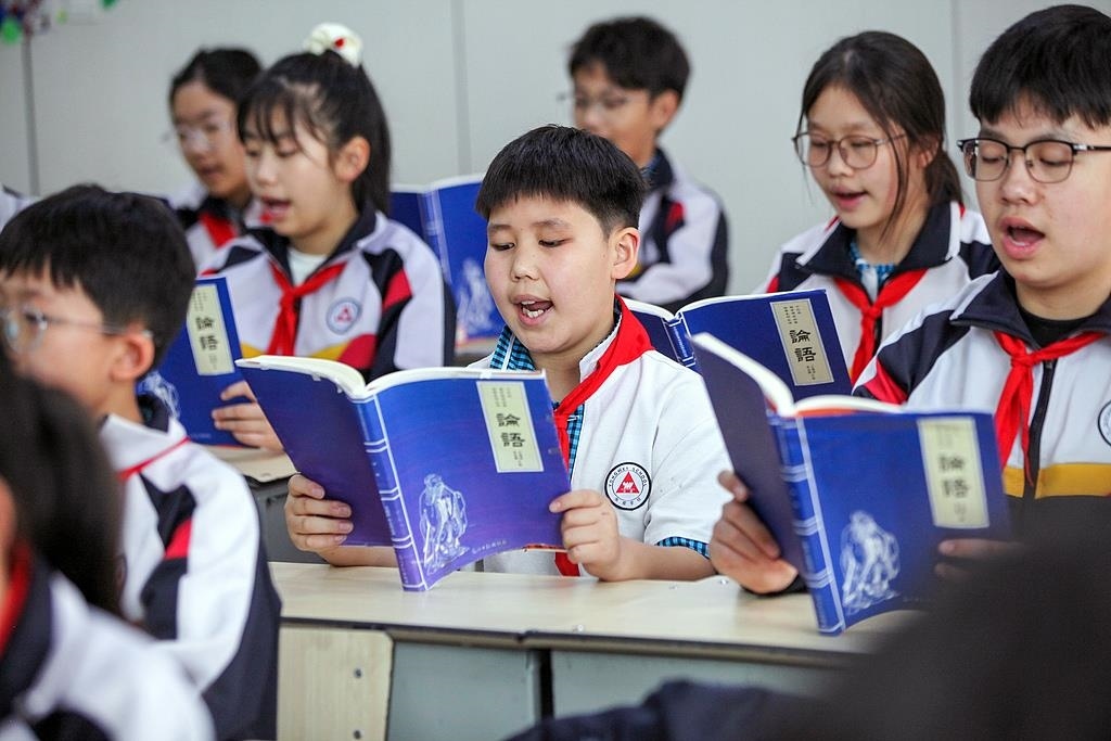 △2025年4月21日，河南焦作，學(xué)生們在誦讀《論語》。