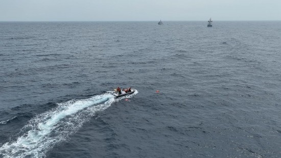 4月23日，中越海警開展海上聯(lián)合搜救演練，模擬營救落水人員。（中國海警供圖）