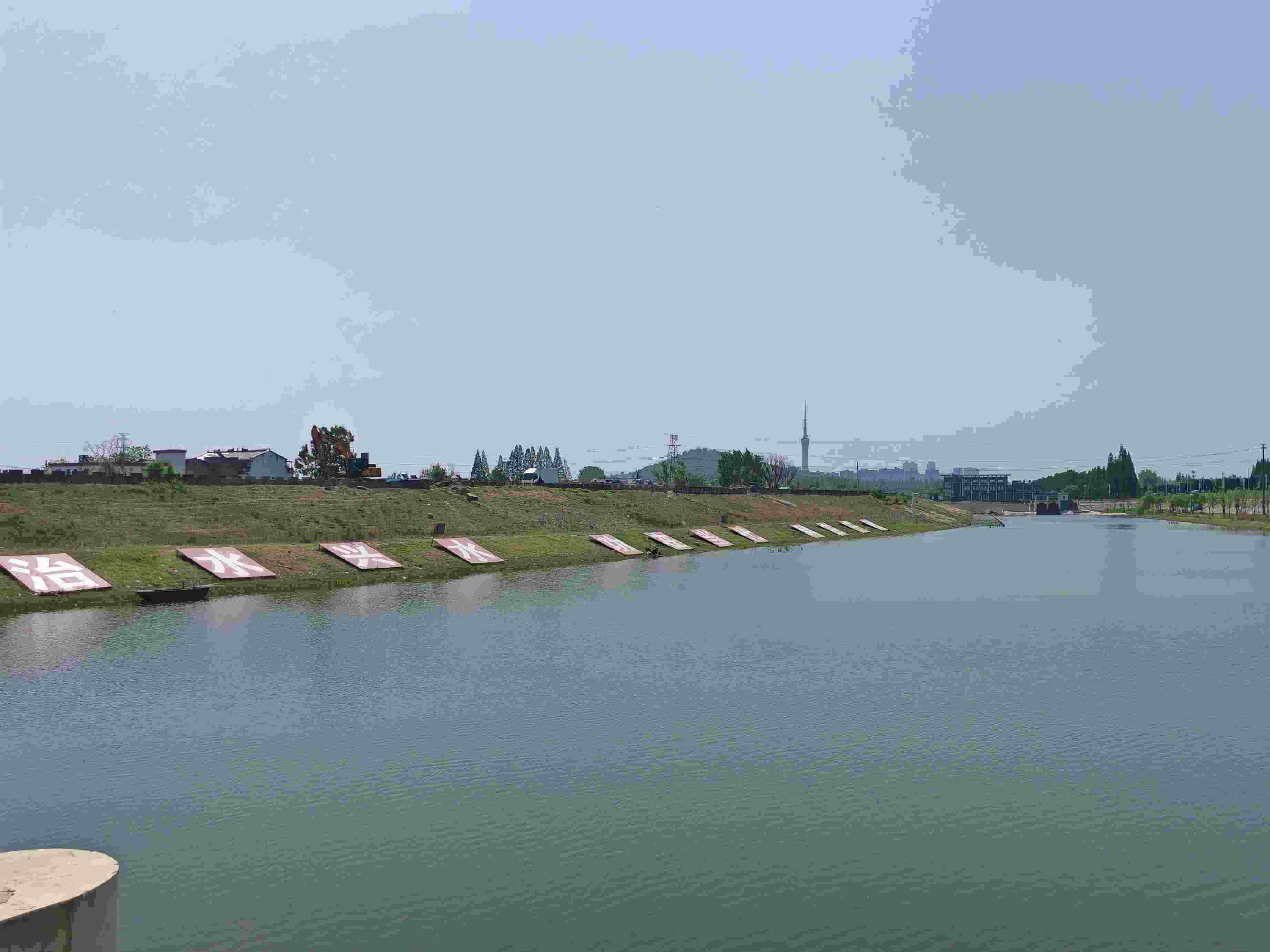 在龍子湖樞紐上眺望靚麗的淮河美景。人民網(wǎng)記者 王子鋒攝