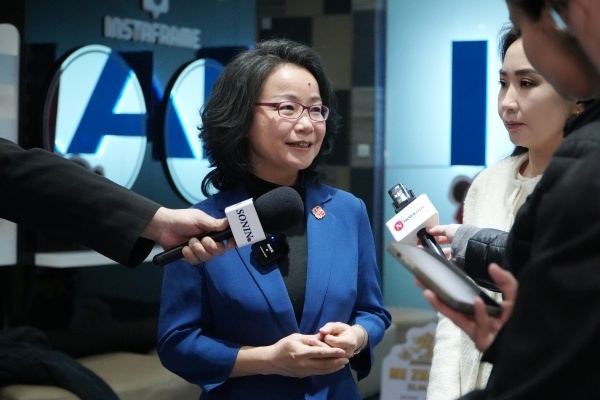 沈敏娟大使接受中蒙主流媒體采訪。中國駐蒙古國使館供圖