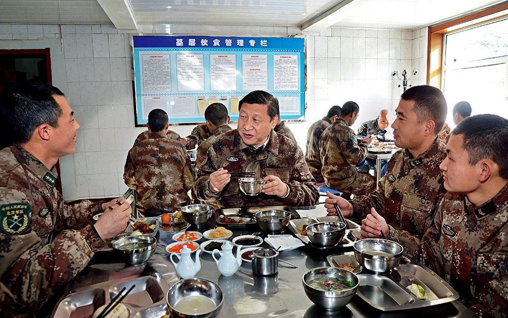 2014年1月26日，習(xí)近平主席專程來到內(nèi)蒙古軍區(qū)邊防某部，親切看望慰問戍邊官兵。這是在連隊食堂，習(xí)近平主席同戰(zhàn)士們一起用餐。