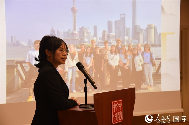 斯德哥爾摩考試中心經(jīng)理陳曦介紹“漢語(yǔ)水平考試”情況。人民網(wǎng)記者 殷淼攝