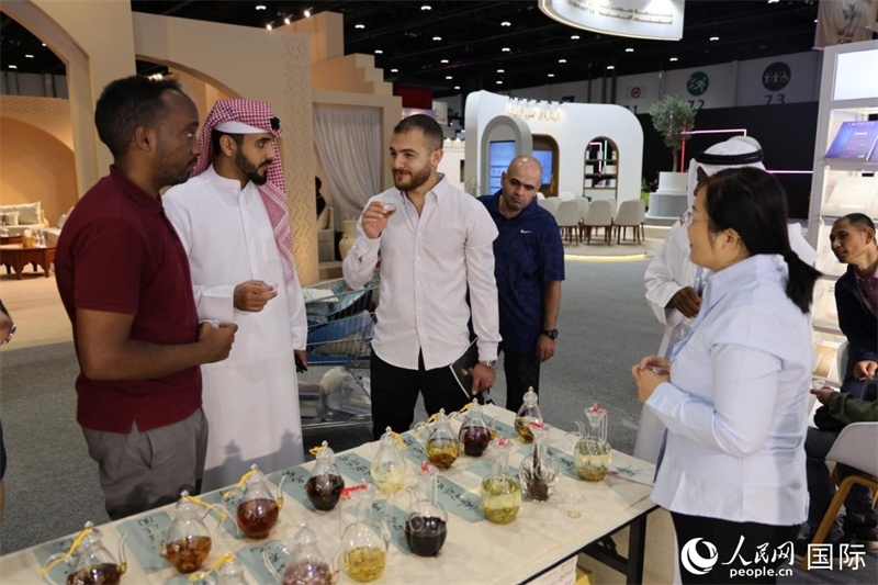 在“閱讀中國”館，當地讀者通過品味中國茶，了解中國文化。人民網記者 張志文攝