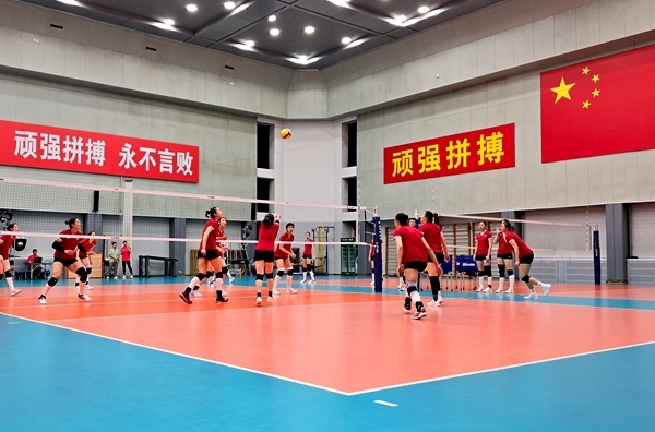 4月28日，中國女排在主教練趙勇的帶領(lǐng)下進行訓(xùn)練。人民網(wǎng)記者 胡雪蓉攝