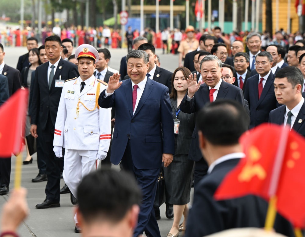 4月14日，中共中央總書記、國家主席習(xí)近平抵達(dá)河內(nèi)對越南進行國事訪問。當(dāng)日下午，越共中央總書記蘇林為習(xí)近平舉行隆重歡迎儀式。這是歡迎儀式后，習(xí)近平和蘇林一同步行前往越共中央駐地舉行會談時，向歡迎人群揮手致意。新華社記者 張領(lǐng) 攝