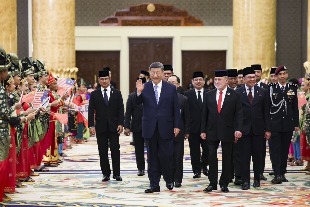 4月16日上午，馬來西亞最高元首易卜拉欣在馬來西亞國家王宮同中國國家主席習(xí)近平舉行會見。會見后，習(xí)近平出席易卜拉欣舉行的歡迎宴會。這是習(xí)近平向歡迎人群揮手致意。新華社記者 黃敬文 攝