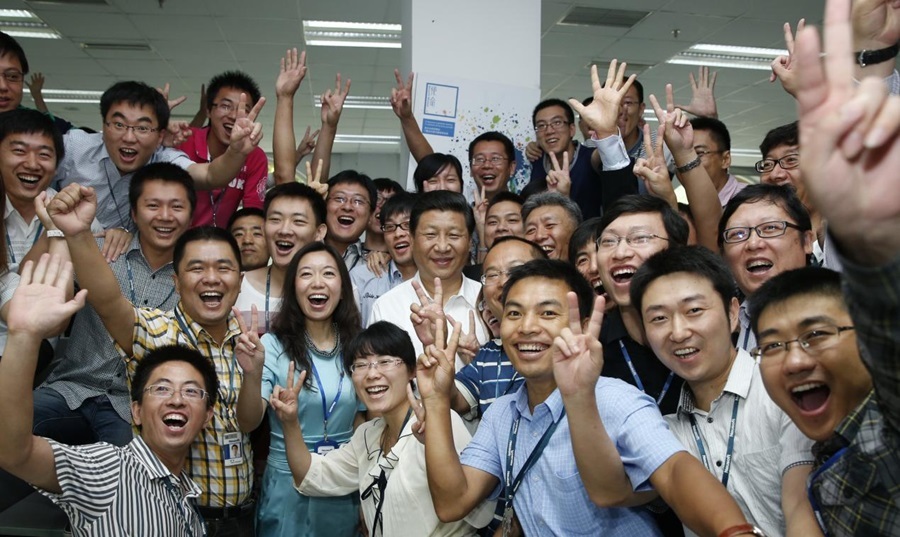 2013年8月29日，習近平總書記在東軟集團（大連）有限公司同年輕員工親切合影。新華社記者 鞠鵬 攝