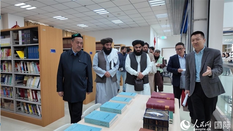 代表團在新疆伊斯蘭教經(jīng)學院圖書館參觀。人民網(wǎng)記者 章凱風攝