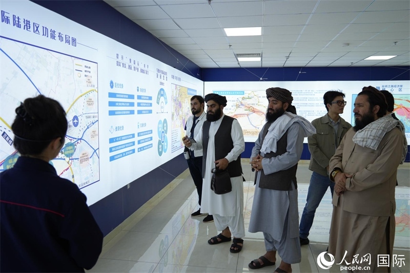 代表團在烏魯木齊國際陸港區(qū)參觀。人民網(wǎng)記者 章凱風攝