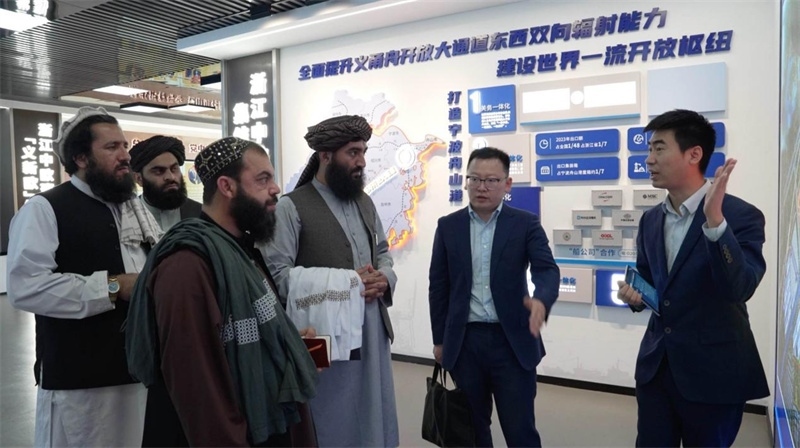 代表團在義新歐班列始發(fā)站參觀。CGTN記者 楊剛攝