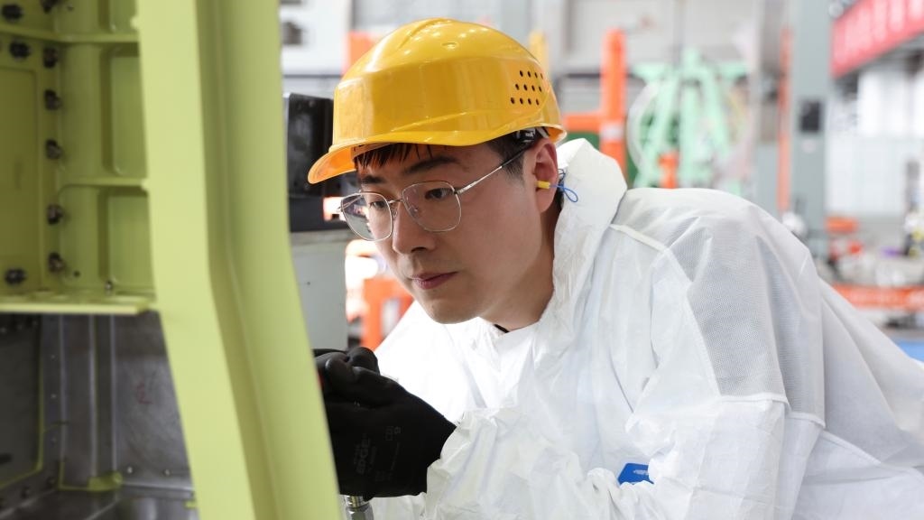 在中國航空工業(yè)集團成飛車間內(nèi)，飛機鉚裝鉗工首席操作技師馮攀龍正在工作。（新華社發(fā)）
