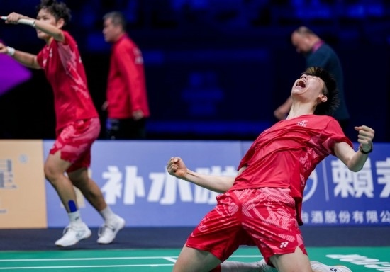 5月3日，中國(guó)隊(duì)組合馮彥哲（右）/黃東萍在半決賽混雙比賽后慶祝。新華社記者 孫非 攝