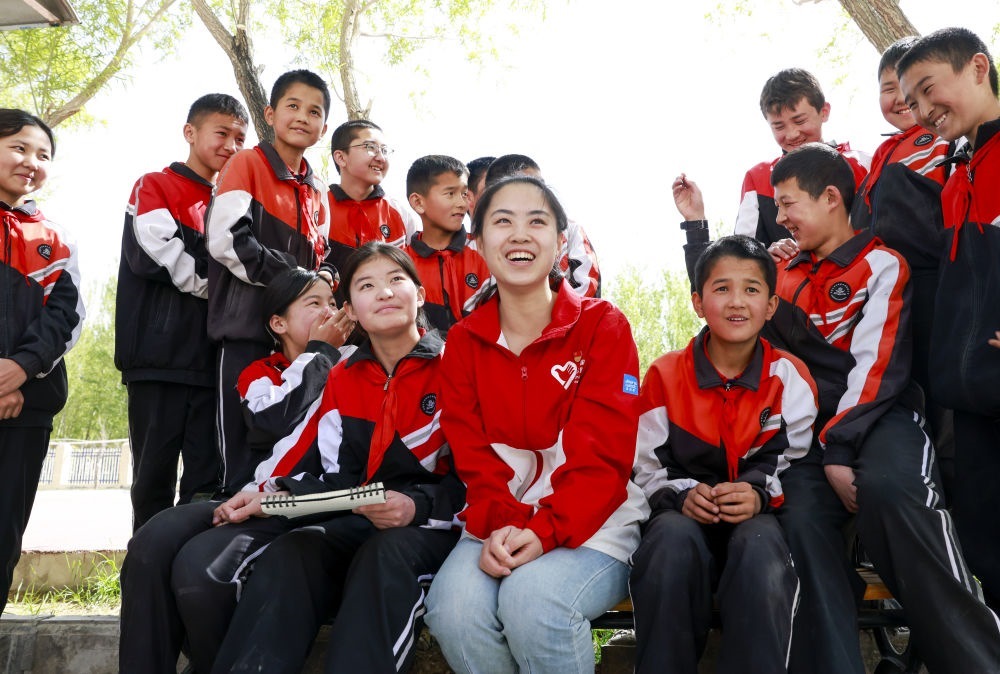 4月23日，在新疆克州阿圖什市哈拉峻鄉(xiāng)謝依特小學(xué)，支教教師高淑賢和學(xué)生們?cè)谝黄稹? width=