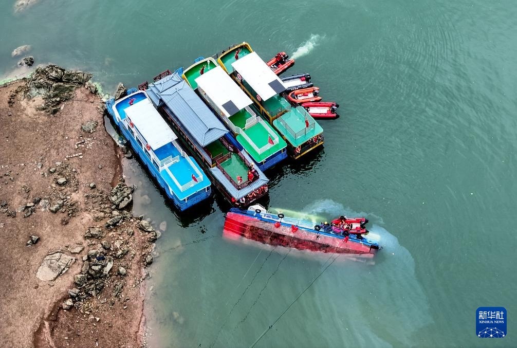 5月5日，救援人員在對傾覆船只進行搜救（無人機照片）。新華社記者 劉續(xù) 攝