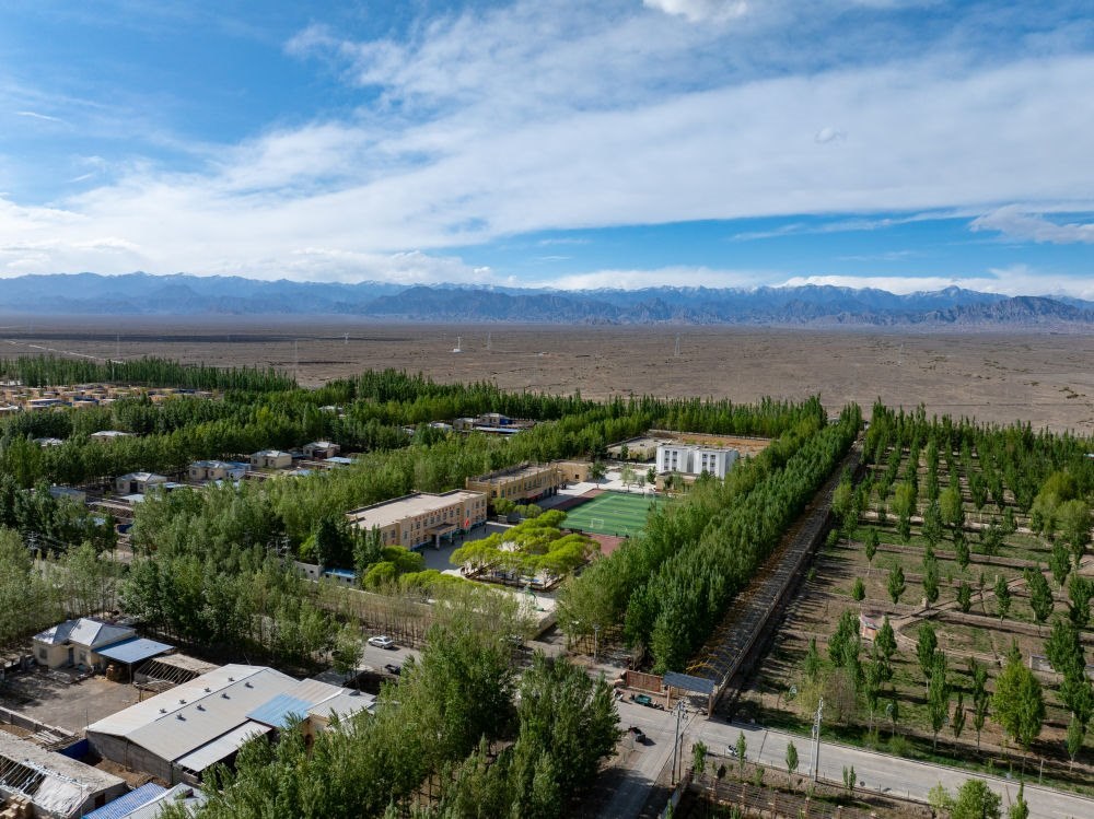 這是4月23日在新疆克州阿圖什市哈拉峻鄉(xiāng)拍攝的謝依特小學(xué)（無(wú)人機(jī)照片）。