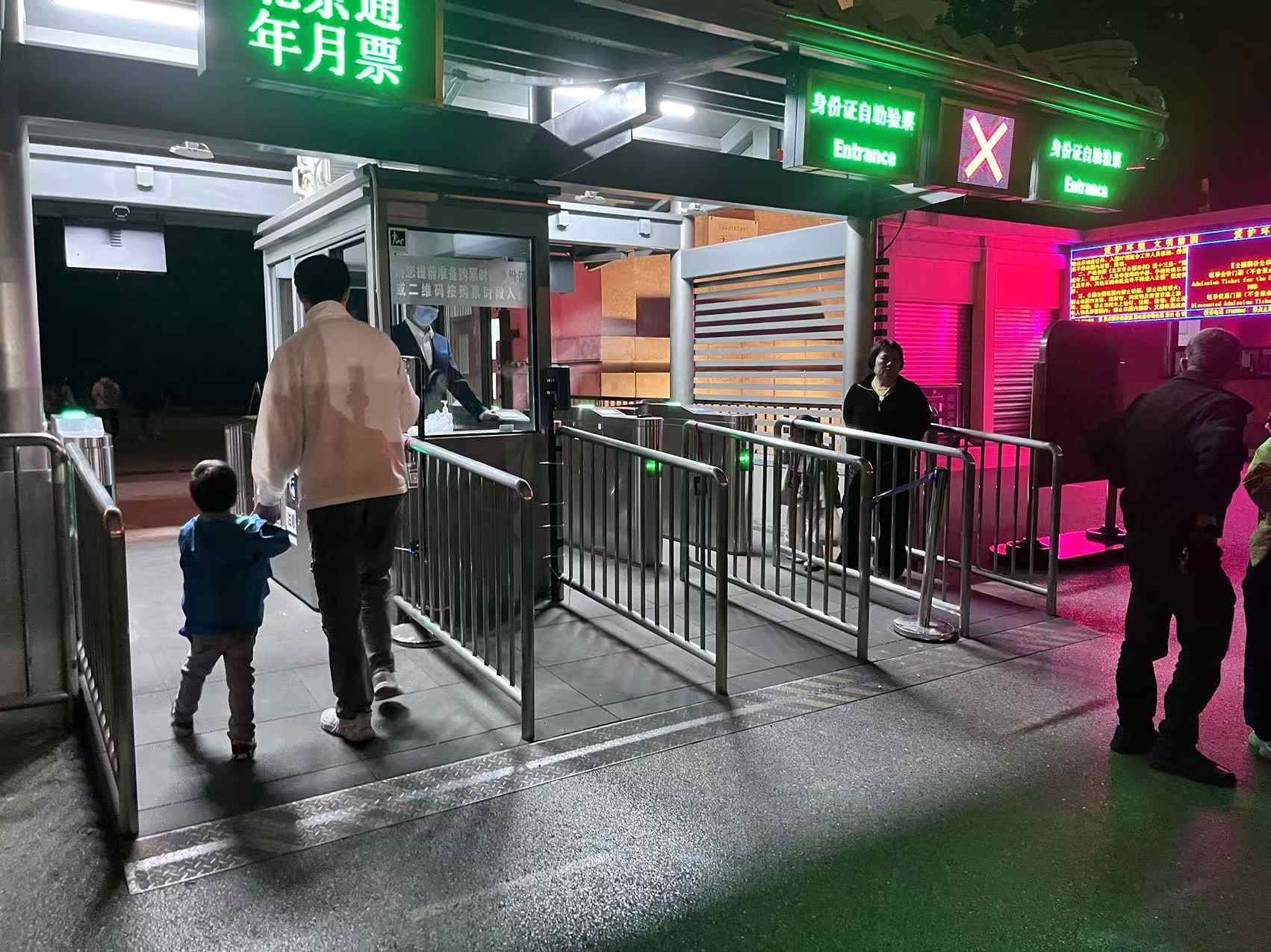 北京天壇公園延長(zhǎng)開(kāi)放時(shí)間，游客進(jìn)入游覽。人民網(wǎng)記者 李楠樺攝